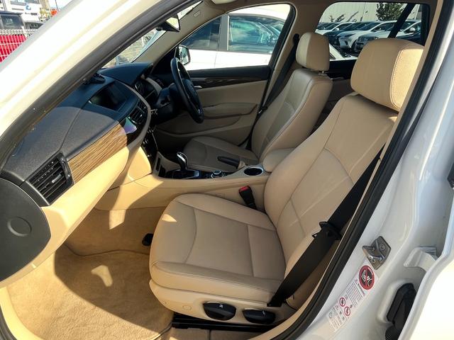 特別なクルマを選ぶための贅沢な空間をご用意。ゆったりと落ち着いた空間でコーヒーを飲みながら車選びをお楽しみください。