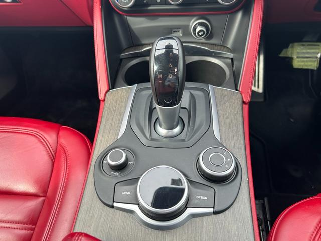 ステルヴィオ ファーストエディション　本革／ＡＣＣ／ＡｐｐｌｅＣａｒＰｌａｙ／ｈａｒｍａｎｋａｒｄｏｎ／電動Ｒドア／ＡＣＣ／ＢＳＭ／ＬＫＡ／ステアリングヒーター／ディスプレイオーディオ／ＢＴ／ＵＳＢ／ＡＵＸ／２０インチＡＷ（18枚目）