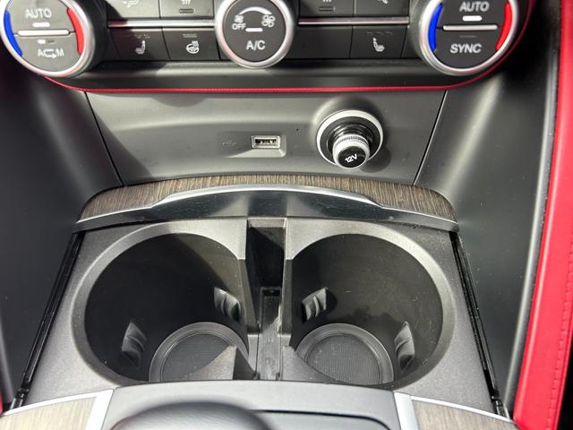 ステルヴィオ ファーストエディション　本革／ＡＣＣ／ＡｐｐｌｅＣａｒＰｌａｙ／ｈａｒｍａｎｋａｒｄｏｎ／電動Ｒドア／ＡＣＣ／ＢＳＭ／ＬＫＡ／ステアリングヒーター／ディスプレイオーディオ／ＢＴ／ＵＳＢ／ＡＵＸ／２０インチＡＷ（19枚目）