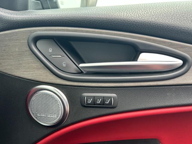 ステルヴィオ ファーストエディション　本革／ＡＣＣ／ＡｐｐｌｅＣａｒＰｌａｙ／ｈａｒｍａｎｋａｒｄｏｎ／電動Ｒドア／ＡＣＣ／ＢＳＭ／ＬＫＡ／ステアリングヒーター／ディスプレイオーディオ／ＢＴ／ＵＳＢ／ＡＵＸ／２０インチＡＷ（25枚目）