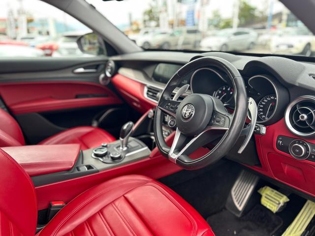 ステルヴィオ ファーストエディション　本革／ＡＣＣ／ＡｐｐｌｅＣａｒＰｌａｙ／ｈａｒｍａｎｋａｒｄｏｎ／電動Ｒドア／ＡＣＣ／ＢＳＭ／ＬＫＡ／ステアリングヒーター／ディスプレイオーディオ／ＢＴ／ＵＳＢ／ＡＵＸ／２０インチＡＷ（30枚目）