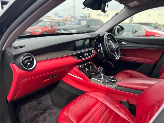 ステルヴィオ ファーストエディション　本革／ＡＣＣ／ＡｐｐｌｅＣａｒＰｌａｙ／ｈａｒｍａｎｋａｒｄｏｎ／電動Ｒドア／ＡＣＣ／ＢＳＭ／ＬＫＡ／ステアリングヒーター／ディスプレイオーディオ／ＢＴ／ＵＳＢ／ＡＵＸ／２０インチＡＷ（33枚目）