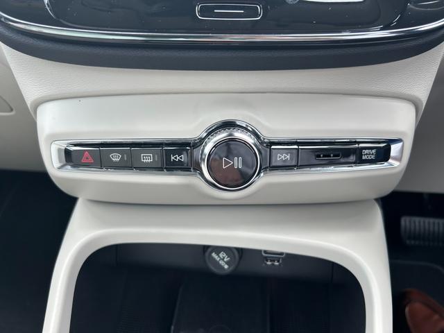 ＸＣ４０ Ｂ４　ＡＷＤ　インスクリプション　ワンオーナー／純正ナビ／フルセグテレビ／３６０°カメラ／ドラレコ／ハーンカードン／シートヒーター／電動Ｒゲート／ワイヤレスチャージ／白レザーシート／ＬＥＤヘッドライト（8枚目）