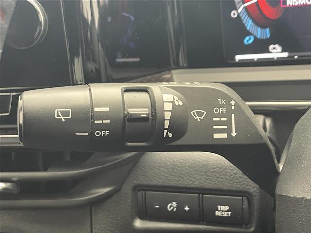 オーラ ニスモ　純正９型ナビ／ワイヤレス充電／ＥＴＣ２．０／プロパイロット／ＳＯＳコール／アラウンドビューモニター／デジタルミラー／全方位運転支援システム／ステアリングスイッチ／オートブレーキホールド／ＬＥＤライト（11枚目）