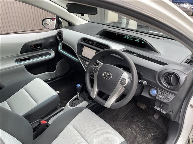アクア Ｓ　禁煙車／純正ナビ／Ｂｌｕｅｔｏｏｔｈ／ＣＤ／ＤＶＤ／ＡＵＸ／フルセグＴＶ／バックカメラ／ステアリングリモコン／純正アルミホイール／純正フロアマット／ＥＴＣ／スマートキー（18枚目）