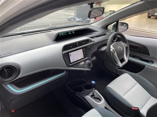 アクア Ｓ　禁煙車／純正ナビ／Ｂｌｕｅｔｏｏｔｈ／ＣＤ／ＤＶＤ／ＡＵＸ／フルセグＴＶ／バックカメラ／ステアリングリモコン／純正アルミホイール／純正フロアマット／ＥＴＣ／スマートキー（22枚目）