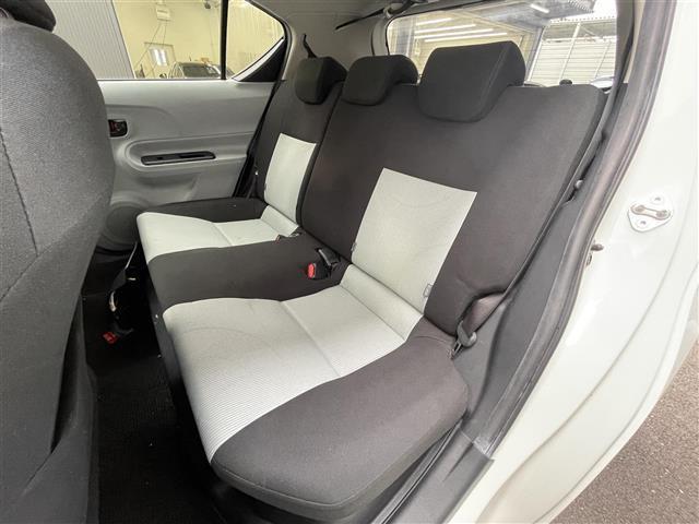 アクア Ｓ　禁煙車／純正ナビ／Ｂｌｕｅｔｏｏｔｈ／ＣＤ／ＤＶＤ／ＡＵＸ／フルセグＴＶ／バックカメラ／ステアリングリモコン／純正アルミホイール／純正フロアマット／ＥＴＣ／スマートキー（23枚目）