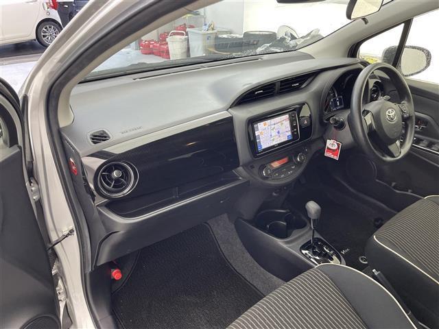 ヴィッツ ジュエラ　禁煙車／７インチナビ／ＥＴＣ／前後ドラレコ／プリクラッシュセーフティ／レーンディパーチャーアラート／オートマチックハイビーム／ＬＥＤヘッドライト／スマートキー／オートエアコン／電動格納ミラー（18枚目）