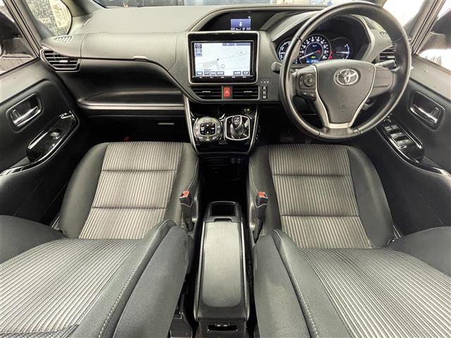 ヴォクシー ハイブリッドＺＳ　煌　禁煙車／純正９インチナビ／フリップダウンモニター／クルーズコントロール／バックカメラ／両側電動スライドドア／シートヒーター／ステアリングリモコン／ＥＴＣ／Ｂｌｕｅｔｏｏｔｈ／ＣＤ／ＤＶＤ／フルセグＴＶ（4枚目）