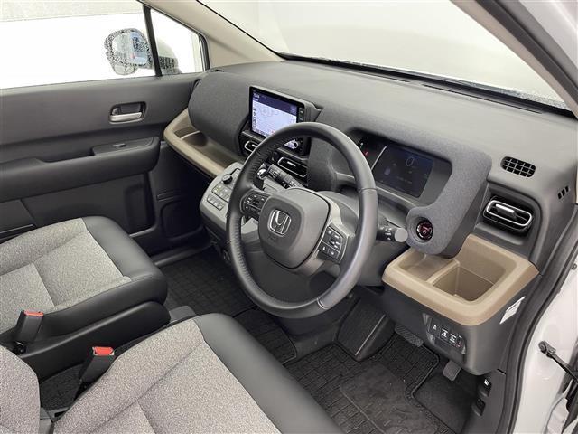 フリード ｅ：ＨＥＶエアー　ＥＸ　禁煙車／純正９型ナビ／両側パワースライドドア／全方位カメラ／追従クルーズコントロール／レーンキープアシスト／ハーフレザーシート／シートヒーター／ブラインドスポットインフォメーション／クリアランスソナー（18枚目）