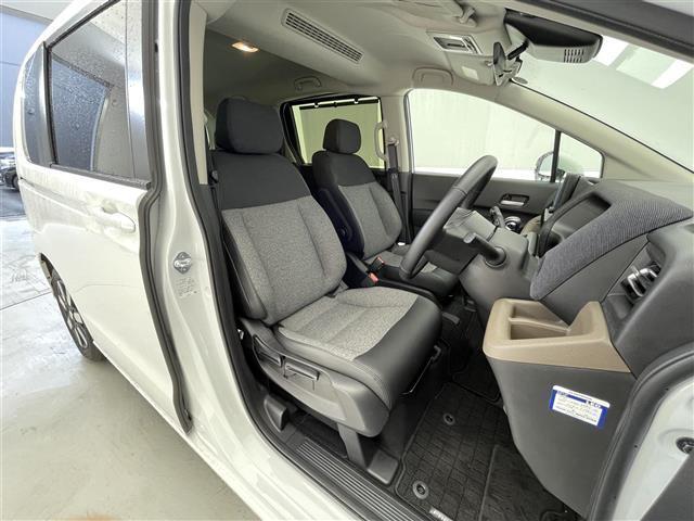 フリード ｅ：ＨＥＶエアー　ＥＸ　禁煙車／純正９型ナビ／両側パワースライドドア／全方位カメラ／追従クルーズコントロール／レーンキープアシスト／ハーフレザーシート／シートヒーター／ブラインドスポットインフォメーション／クリアランスソナー（19枚目）