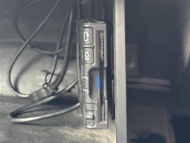 フィット １５Ｘ　禁煙車／社外７型ポータブルナビ／ＥＴＣ／プッシュスタート／スマートキー／ステアリングリモコン／ドアバイザー（8枚目）