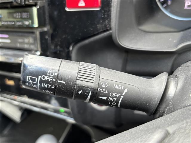 フィット １５Ｘ　禁煙車／社外７型ポータブルナビ／ＥＴＣ／プッシュスタート／スマートキー／ステアリングリモコン／ドアバイザー（12枚目）