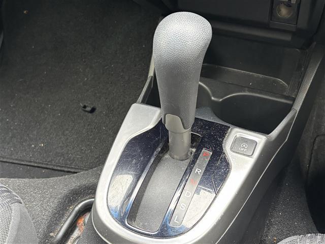 フィット １５Ｘ　禁煙車／社外７型ポータブルナビ／ＥＴＣ／プッシュスタート／スマートキー／ステアリングリモコン／ドアバイザー（16枚目）