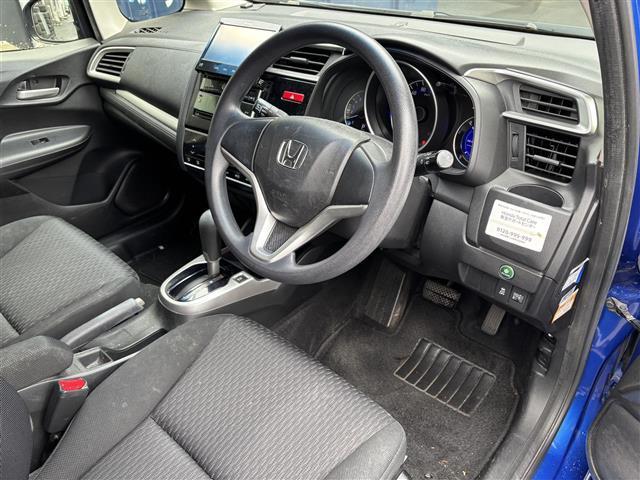 フィット １５Ｘ　禁煙車／社外７型ポータブルナビ／ＥＴＣ／プッシュスタート／スマートキー／ステアリングリモコン／ドアバイザー（17枚目）