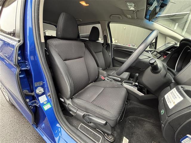フィット １５Ｘ　禁煙車／社外７型ポータブルナビ／ＥＴＣ／プッシュスタート／スマートキー／ステアリングリモコン／ドアバイザー（18枚目）