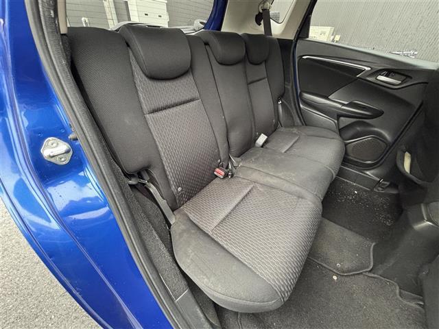 フィット １５Ｘ　禁煙車／社外７型ポータブルナビ／ＥＴＣ／プッシュスタート／スマートキー／ステアリングリモコン／ドアバイザー（22枚目）