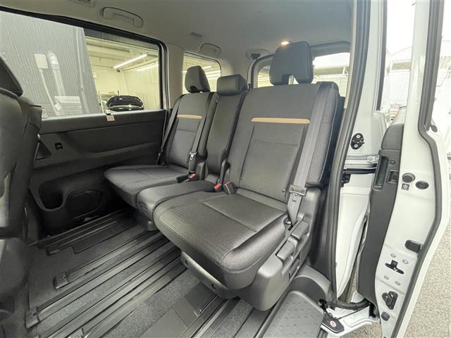 セレナ ｅ－パワー　ハイウェイスターＶ　登録済未使用車／純正１２．３型ナビ／後席モニター／追従クルーズコントロール／レーンキープアシスト／全方位カメラ／両側パワースライドドア／ハーフレザーシート／ＥＴＣ２．０／ワイヤレス充電／オートホールド（25枚目）