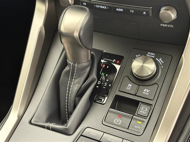 ＮＸ ＮＸ３００ｈ　Ｉパッケージ　禁煙車／純正１０．３インチナビ／Ｂｌｕｅｔｏｏｔｈ／ＣＤ／ＳＤ／ＡＵＸ／フルセグＴＶ／バック／サイド／フロントカメラ／追従クルーズコントロール／電動リアゲート／パワーシート／シートヒーター／ＥＴＣ（17枚目）