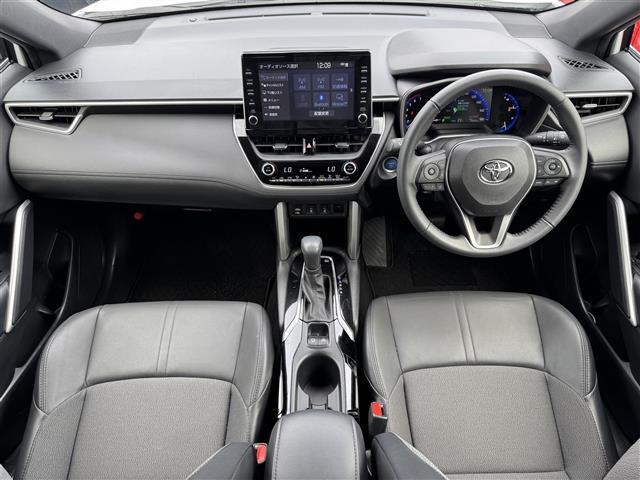 カローラクロス ハイブリッド　Ｚ　禁煙車／純正９インチナビ／Ｂｌｕｅｔｏｏｔｈ／ＵＳＢ／フルセグ／ハーフレザーシート／シートヒーター／パワーシート／パワーリアゲート／追従クルーズコントロール／ＬＥＤヘッドライト／電子パーキング／ＥＴＣ（4枚目）
