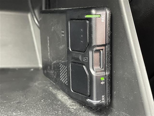 ヴェゼル ｅ：ＨＥＶ　Ｚ　禁煙車／純正９インチナビ／バックカメラ／ブラインドスポットモニター／電動リアゲート／ＬＥＤヘッドライト／ダウンヒルコントロール／前後コーナーセンサー／前後ドラレコ／追従クルーズコントロール／衝突軽減（6枚目）