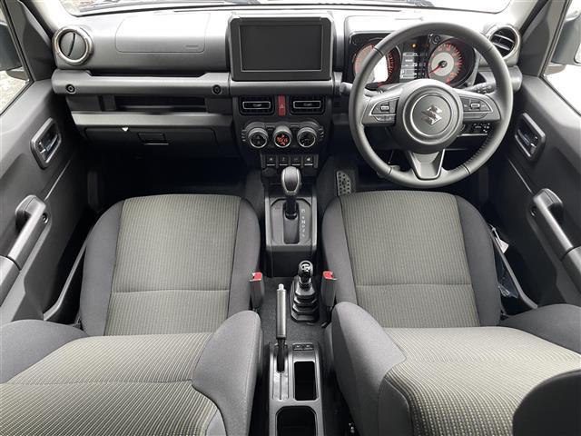 ジムニー ＸＣ　届出済未使用車／クルーズコントロール／コーナーセンサー／ステアリングスイッチ／シートヒーター／電動格納ミラー／オートライト／オートハイビーム／純正１６インチアルミホイール／スペアキー／ＬＥＤライト（4枚目）