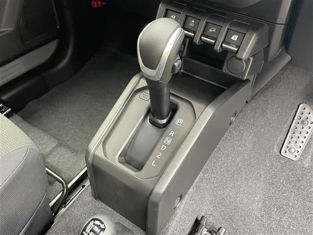 ジムニー ＸＣ　届出済未使用車／クルーズコントロール／コーナーセンサー／ステアリングスイッチ／シートヒーター／電動格納ミラー／オートライト／オートハイビーム／純正１６インチアルミホイール／スペアキー／ＬＥＤライト（16枚目）