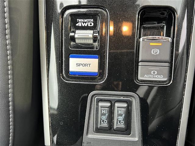 アウトランダーPHEV Gプラスパッケージ 禁煙車/純正ナビ/全方位カメラ/ハーフレザーシート/パワーシート/シートヒーター/ステアリングヒーター/パワーバックドア/LEDヘッドライト/ETC/Bluetooth/CD/DVD/USB/フルセグ(12枚目)