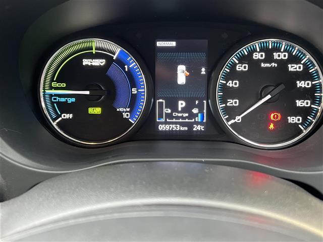 アウトランダーPHEV Gプラスパッケージ 禁煙車/純正ナビ/全方位カメラ/ハーフレザーシート/パワーシート/シートヒーター/ステアリングヒーター/パワーバックドア/LEDヘッドライト/ETC/Bluetooth/CD/DVD/USB/フルセグ(13枚目)