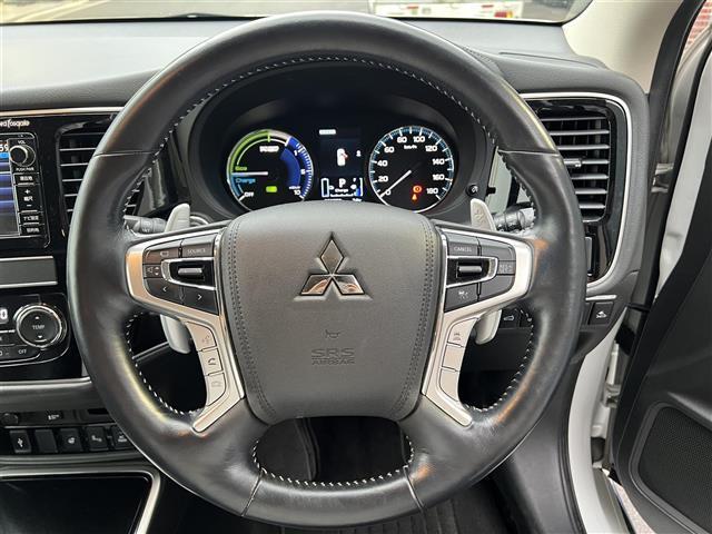 アウトランダーPHEV Gプラスパッケージ 禁煙車/純正ナビ/全方位カメラ/ハーフレザーシート/パワーシート/シートヒーター/ステアリングヒーター/パワーバックドア/LEDヘッドライト/ETC/Bluetooth/CD/DVD/USB/フルセグ(14枚目)