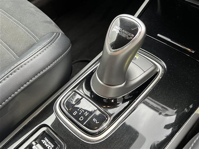 アウトランダーPHEV Gプラスパッケージ 禁煙車/純正ナビ/全方位カメラ/ハーフレザーシート/パワーシート/シートヒーター/ステアリングヒーター/パワーバックドア/LEDヘッドライト/ETC/Bluetooth/CD/DVD/USB/フルセグ(20枚目)