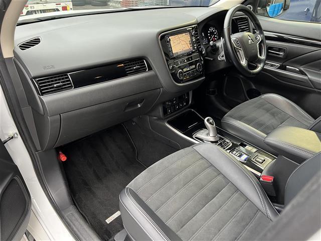 アウトランダーPHEV Gプラスパッケージ 禁煙車/純正ナビ/全方位カメラ/ハーフレザーシート/パワーシート/シートヒーター/ステアリングヒーター/パワーバックドア/LEDヘッドライト/ETC/Bluetooth/CD/DVD/USB/フルセグ(23枚目)