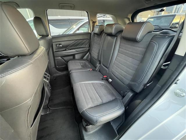 アウトランダーPHEV Gプラスパッケージ 禁煙車/純正ナビ/全方位カメラ/ハーフレザーシート/パワーシート/シートヒーター/ステアリングヒーター/パワーバックドア/LEDヘッドライト/ETC/Bluetooth/CD/DVD/USB/フルセグ(26枚目)
