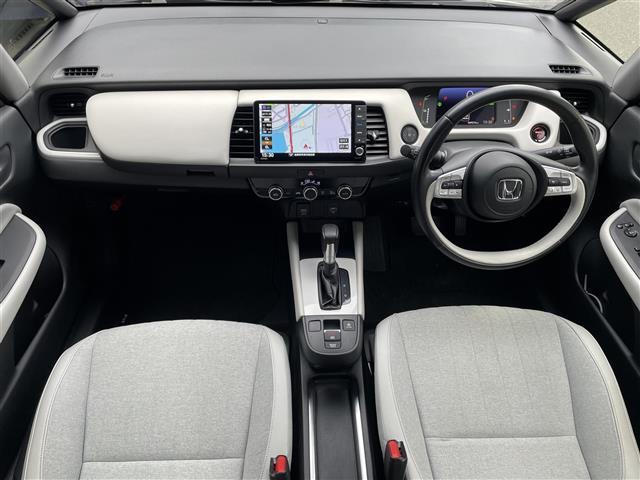 フィット e:HEVホーム 禁煙車/純正9型ナビ/ハーフレザーシート/追従クルーズコントロール/レーンキープアシスト/バックカメラ/クリアランスソナー/LED/オートハイビームビルトインETC/ドライブレコーダー(4枚目)