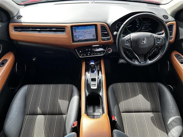 ヴェゼル ハイブリッドZ・ホンダセンシング 禁煙車/純正8型ナビ/ハーフレザーシート/バックカメラ/レーンキープアシスト/追従クルーズコントロール/LEDヘッドライト/オートライト/シートヒーター/ビルトインETC/ドライブレコーダー(4枚目)