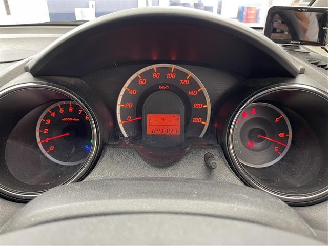 フィット 13G・スマートセレクション ファインスタイル 純正ディスプレイオーディオ/USB/SD/CD/ワンセグ/ビルトインETC/バックカメラ/ステアリングスイッチ/オートライト/パワーステアリング/フロントデフロスター/スマートキー/ドアバイザー(6枚目)