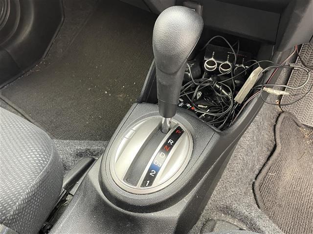 フィット 13G・スマートセレクション ファインスタイル 純正ディスプレイオーディオ/USB/SD/CD/ワンセグ/ビルトインETC/バックカメラ/ステアリングスイッチ/オートライト/パワーステアリング/フロントデフロスター/スマートキー/ドアバイザー(11枚目)