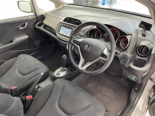 フィット 13G・スマートセレクション ファインスタイル 純正ディスプレイオーディオ/USB/SD/CD/ワンセグ/ビルトインETC/バックカメラ/ステアリングスイッチ/オートライト/パワーステアリング/フロントデフロスター/スマートキー/ドアバイザー(15枚目)