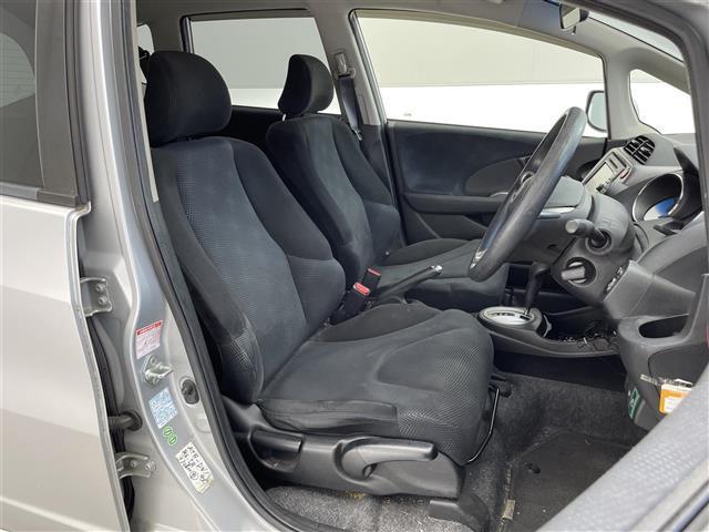 フィット 13G・スマートセレクション ファインスタイル 純正ディスプレイオーディオ/USB/SD/CD/ワンセグ/ビルトインETC/バックカメラ/ステアリングスイッチ/オートライト/パワーステアリング/フロントデフロスター/スマートキー/ドアバイザー(16枚目)