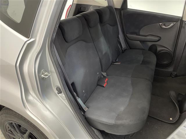 フィット 13G・スマートセレクション ファインスタイル 純正ディスプレイオーディオ/USB/SD/CD/ワンセグ/ビルトインETC/バックカメラ/ステアリングスイッチ/オートライト/パワーステアリング/フロントデフロスター/スマートキー/ドアバイザー(17枚目)