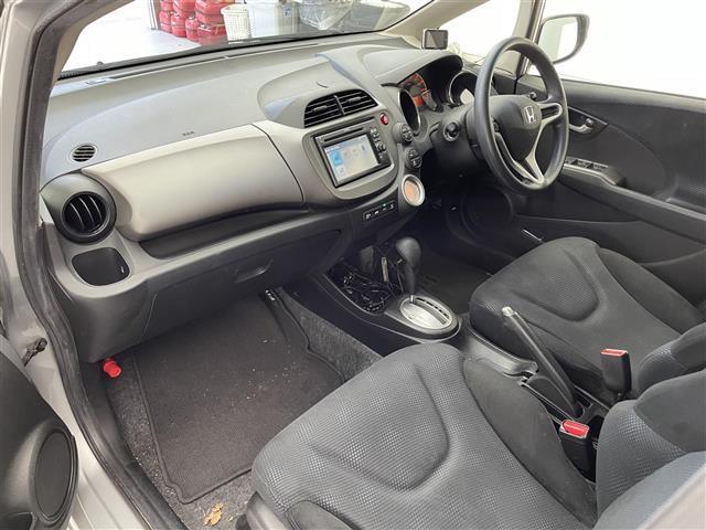 フィット 13G・スマートセレクション ファインスタイル 純正ディスプレイオーディオ/USB/SD/CD/ワンセグ/ビルトインETC/バックカメラ/ステアリングスイッチ/オートライト/パワーステアリング/フロントデフロスター/スマートキー/ドアバイザー(18枚目)