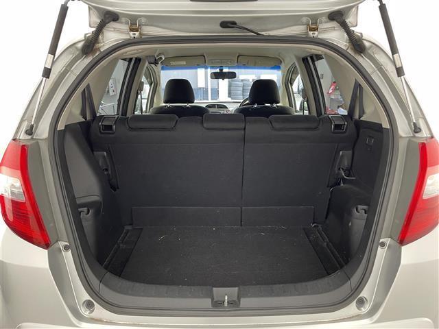 フィット 13G・スマートセレクション ファインスタイル 純正ディスプレイオーディオ/USB/SD/CD/ワンセグ/ビルトインETC/バックカメラ/ステアリングスイッチ/オートライト/パワーステアリング/フロントデフロスター/スマートキー/ドアバイザー(21枚目)