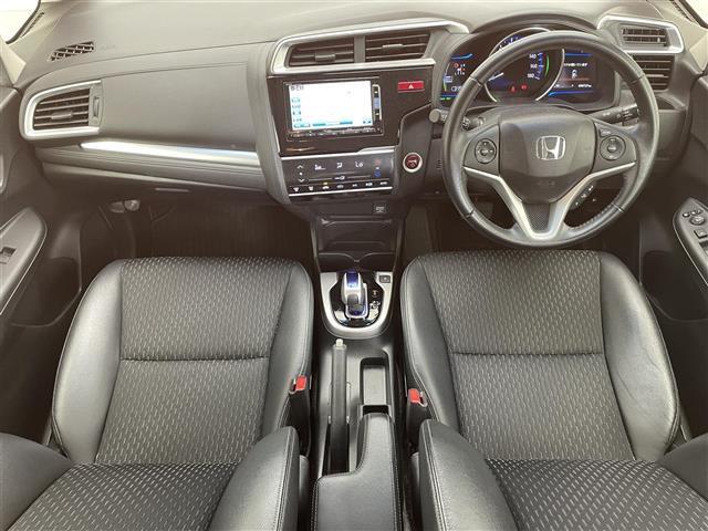 フィットハイブリッド Lパッケージ 禁煙車/純正ナビ/クルーズコントロール/バックカメラ/LEDヘッドライト/オートライト/ビルトインETC/衝突軽減ブレーキ/プッシュスタート/スマートキー/ステアリングリモコン(4枚目)