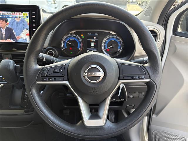 デイズ Ｘ　純正９インチナビ　Ｂｌｕｅｔｏｏｔｈ／ＳＤ／フルセグ／ＥＴＣ／全方位カメラ／コーナーセンサー／衝突軽減装置／ステアリングスイッチ／パワーステアリング／純正アルミホイール／オートライト／スマートキー（10枚目）