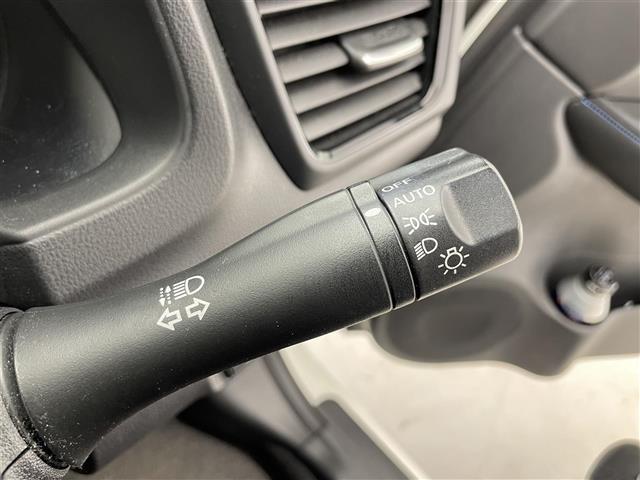 リーフ Ｘ　Ｖセレクション　禁煙車／純正９インチナビ／プロパイロット／全方位カメラ／電子パーキングブレーキ／デジタルインナーミラー／シートヒーター／ステアリングヒーター／ブラインドスポットモニター／ＥＴＣ２．０／オートライト（13枚目）