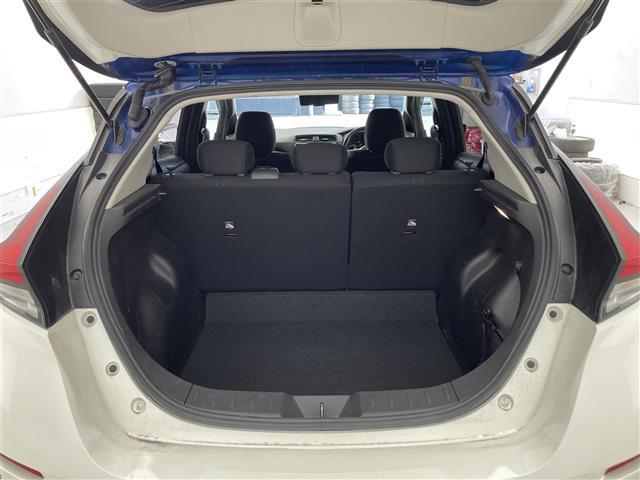 リーフ Ｘ　Ｖセレクション　禁煙車／純正９インチナビ／プロパイロット／全方位カメラ／電子パーキングブレーキ／デジタルインナーミラー／シートヒーター／ステアリングヒーター／ブラインドスポットモニター／ＥＴＣ２．０／オートライト（23枚目）