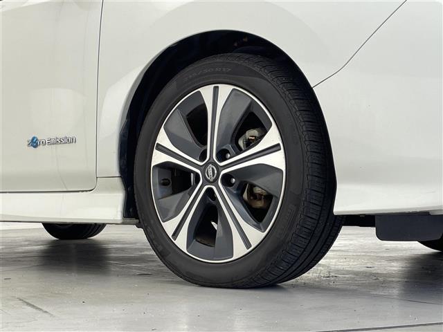 リーフ Ｘ　Ｖセレクション　禁煙車／純正９インチナビ／プロパイロット／全方位カメラ／電子パーキングブレーキ／デジタルインナーミラー／シートヒーター／ステアリングヒーター／ブラインドスポットモニター／ＥＴＣ２．０／オートライト（25枚目）