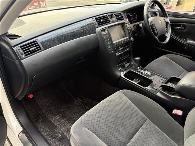 クラウン アスリート プレミアムエディション 純正8インチナビ/バックカメラ/電動リアゲート/クルーズコントロール/パワーシート/ステアリングリモコン/オートライト/アダプティブフロントライティングシステム/コーナーセンサー/ETC(19枚目)