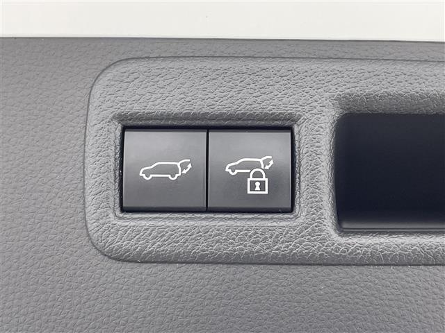 ハリアーハイブリッド Ｚ　レザーパッケージ　禁煙車／１２．３インチナビ／ＪＢＬプレミアムサウンド／パノラミックビューモニター／ＥＴＣ２．０／セーフティセンス／ブラインドスポットモニター／パーキングサポートブレーキ／パワーバックドア／ＬＥＤライト（10枚目）