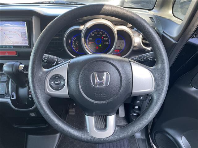 N-BOXカスタム G・Aパッケージ 禁煙車/社外メモリーナビ/バックカメラ/片側パワースライドドア/衝突被害軽減システム/プッシュスタート/スマートキー/ステアリングリモコン/横滑り防止装置/オートライト/フロアマット(5枚目)